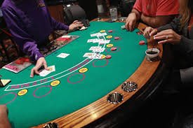 Proses pembukaan kartu komunitas di Casino Hold'em royal378 menampilkan flop, turn, dan river secara berurutan